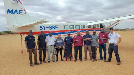 A group of ophthalmologists from the Fred Hollows Foundation pictured alongside Pilot Daniel at Madera Airstrip.